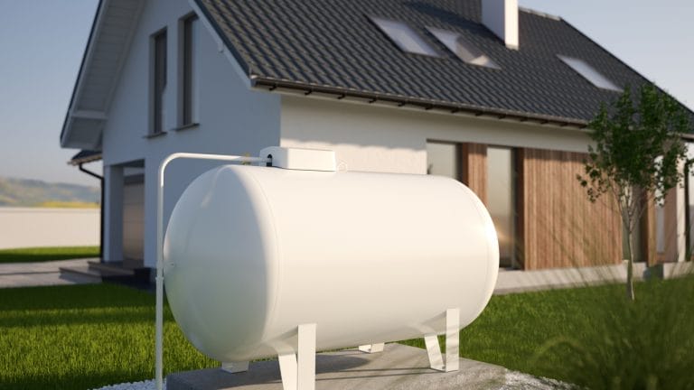 Flüssiggastank überirdisch im Garten eines Einfamilienhauses
