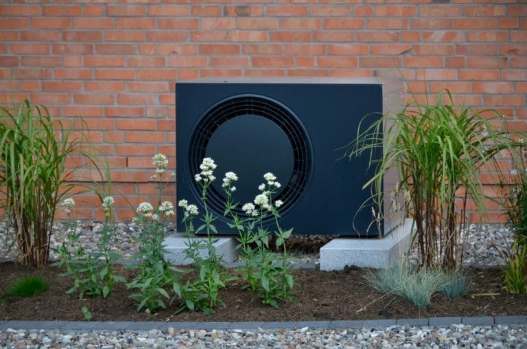 Wärmepumpe vor einem Neubau