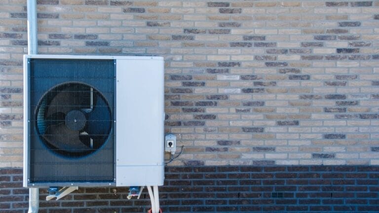 Hochtemperatur Wärmepumpe vor einem Altbau