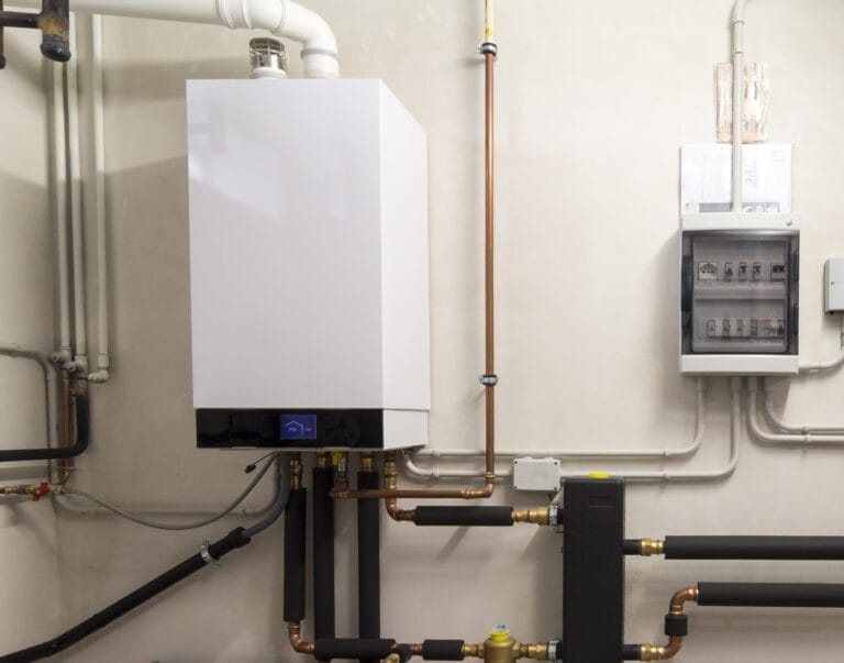 Brennwerttherme hängt an der Wand in einem Heizungskeller