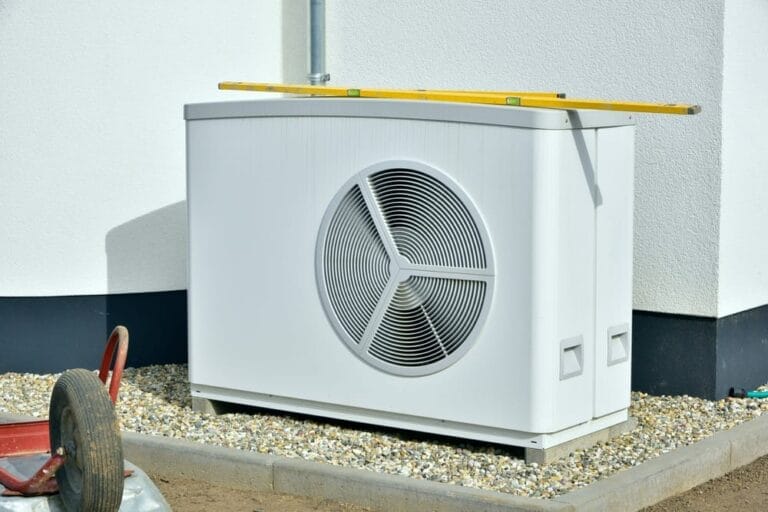 Wärmepumpe an der Hauswand eines Einfamilienhauses